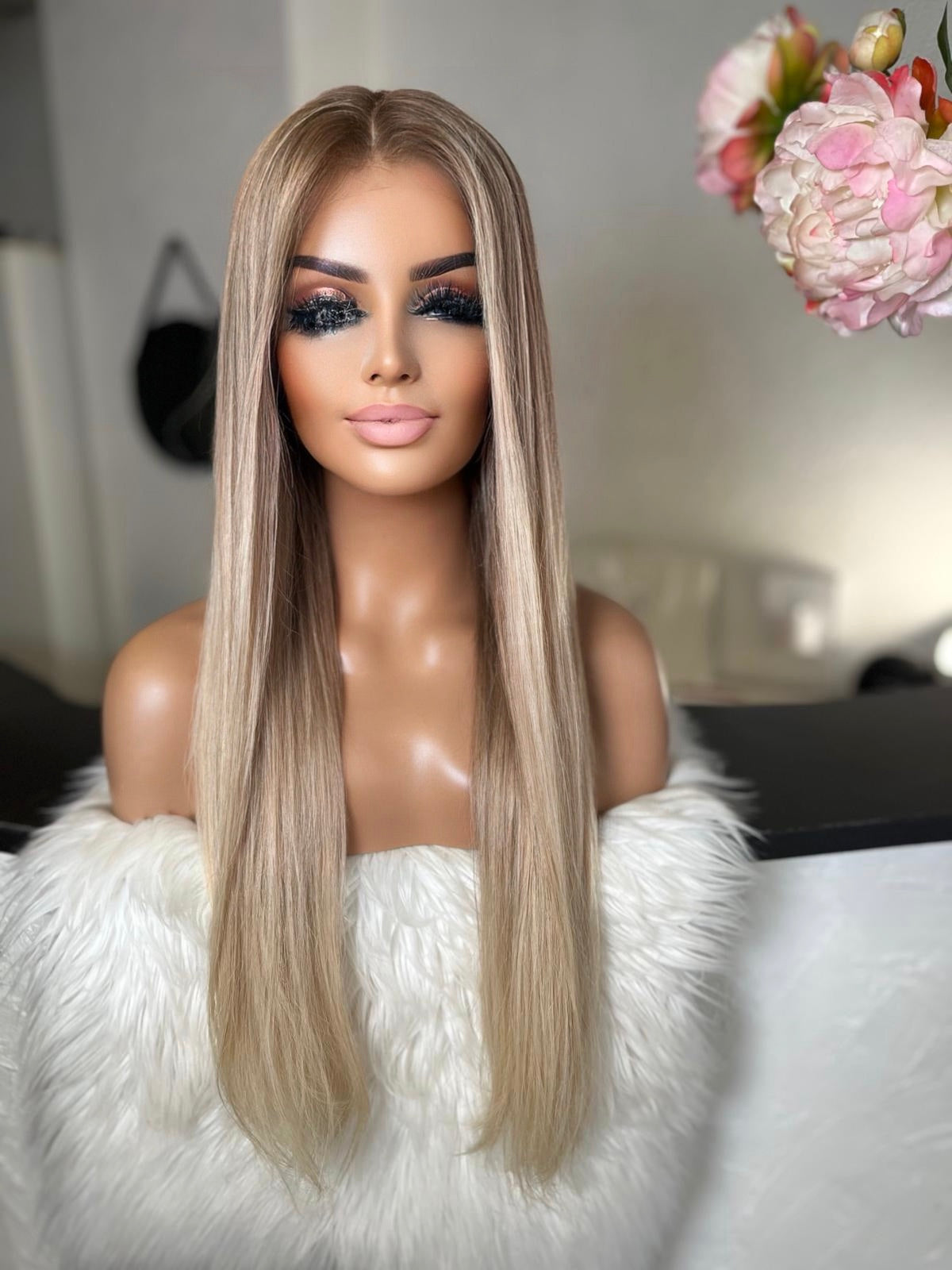 Claudia   - Integral + lace top  / 28 inch / 150 % Volume / mongolian hair / small